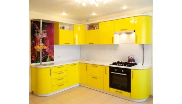 Кухня желтая с радиусными фасадами